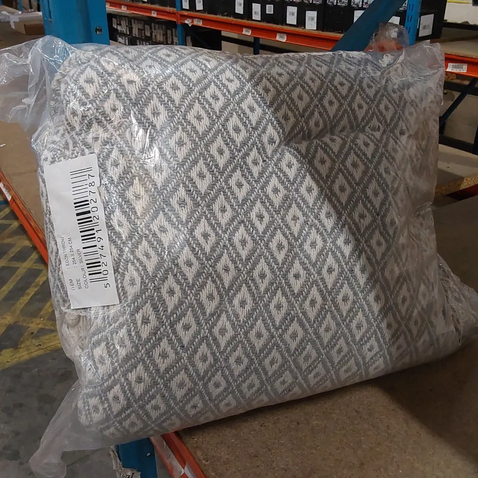 BAGGED CIMINO THROW BLANKET - SILVER // SIZE: 254 X 254cm