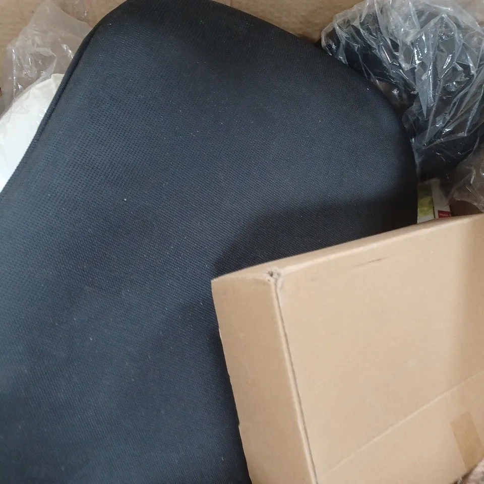 BOX OF APPROXIMATELY 10 ASSORTED HOUSEHOLD ITEMS TO INCLUDE HAND BLENDER, DESK FOUNTAIN, ETC