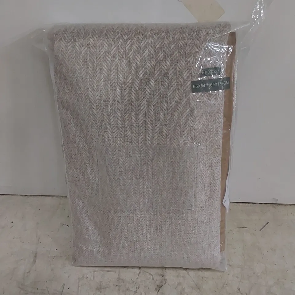 BAGGED LAURIS EYELET BLACKOUT CURTAINS // SIZE: 165 X 137cm