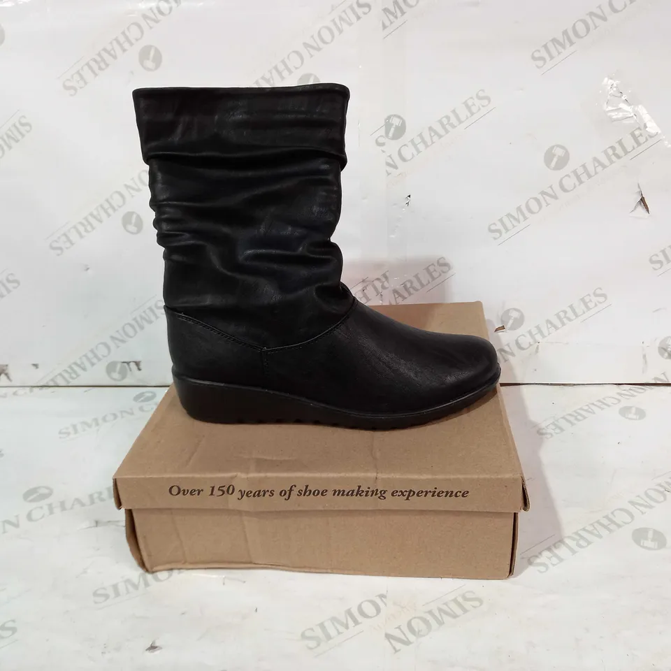 BOXED PAIR OF CUSHION-WALK BOOTS IN BLACK UK SIZE 7
