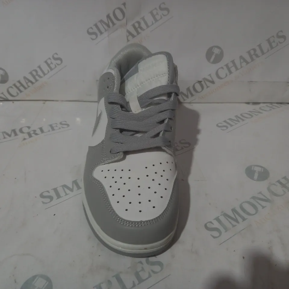 BOXED PAIR OF NIKE SHOES IN GREY/WHITE UK SIZE 6