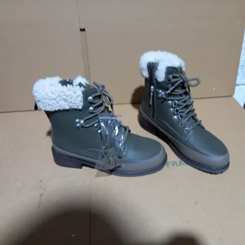 EMU AUSTRALIA OKAB DARK OLIVE BOOT SIZE 5 