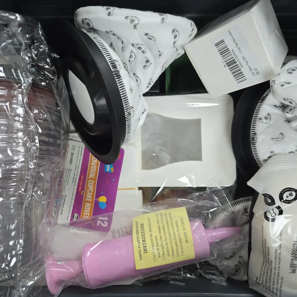 APPROXIMATELY 8 ASSORTED HOUSEHOLD ITEMS TO INCLUDE JELLY-WIRE, ETC