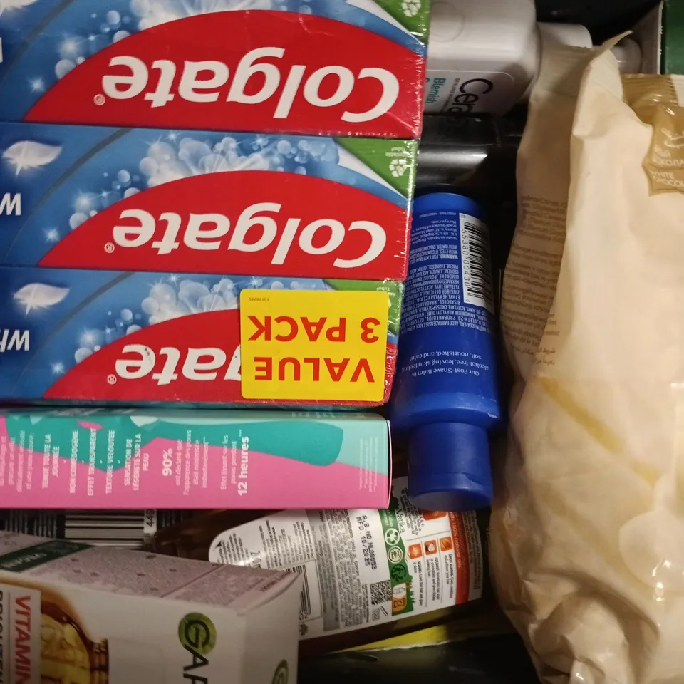 APPROXIMATELY 10 ASSORTED COSMETIC ITEMS TO INCLUDE NO7, UMBRO, ETC - COLLECTION ONLY