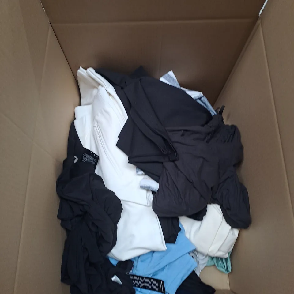 BOX OF APPROXIMATELY 15 ASSORTED CLOTHING ITEMS TO INCLUDE PANTS, DRESSES AND JUMPER