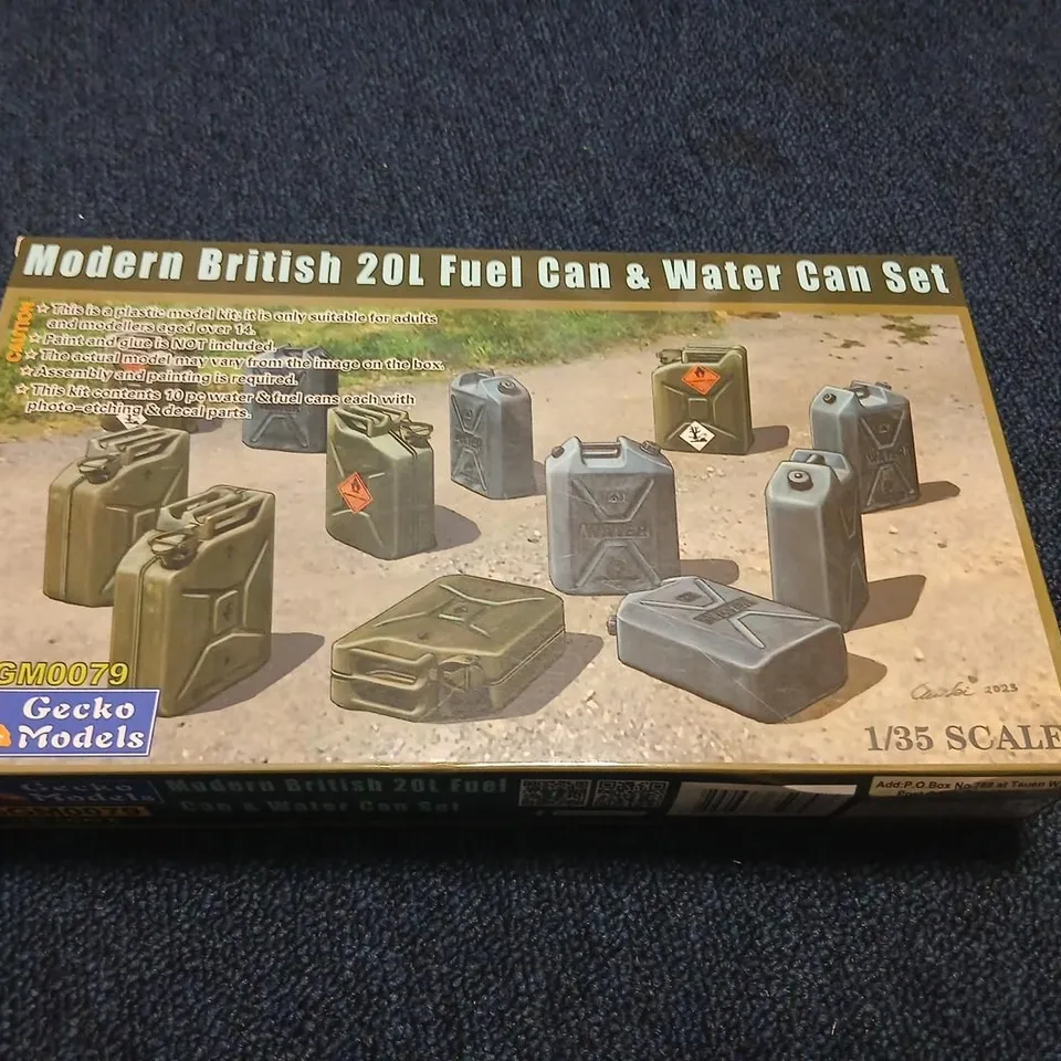 GECKO MODELS MODERN BRITISH 20L FUEL CAN & WATER CAN SET, 1/35 SCALE – BOXED