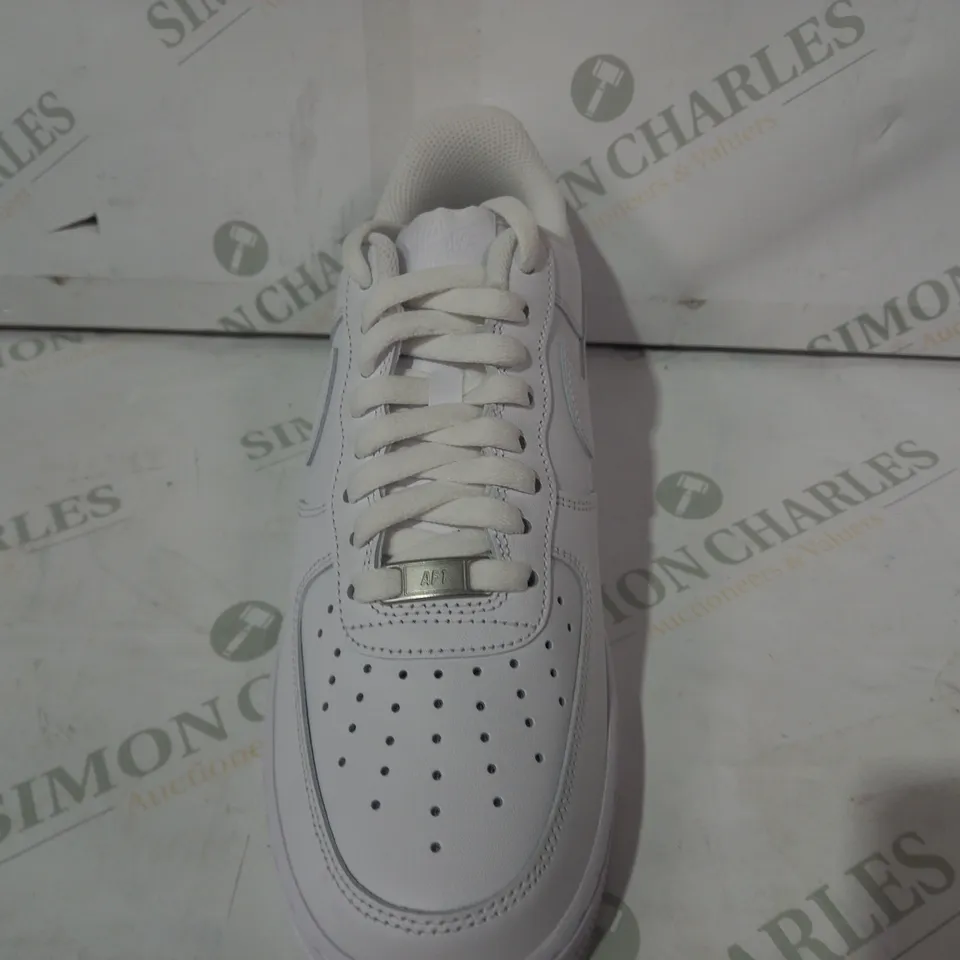 BOXED PAIR OF NIKE AIR FORCE 1 SHOES IN WHITE UK SIZE 7.5