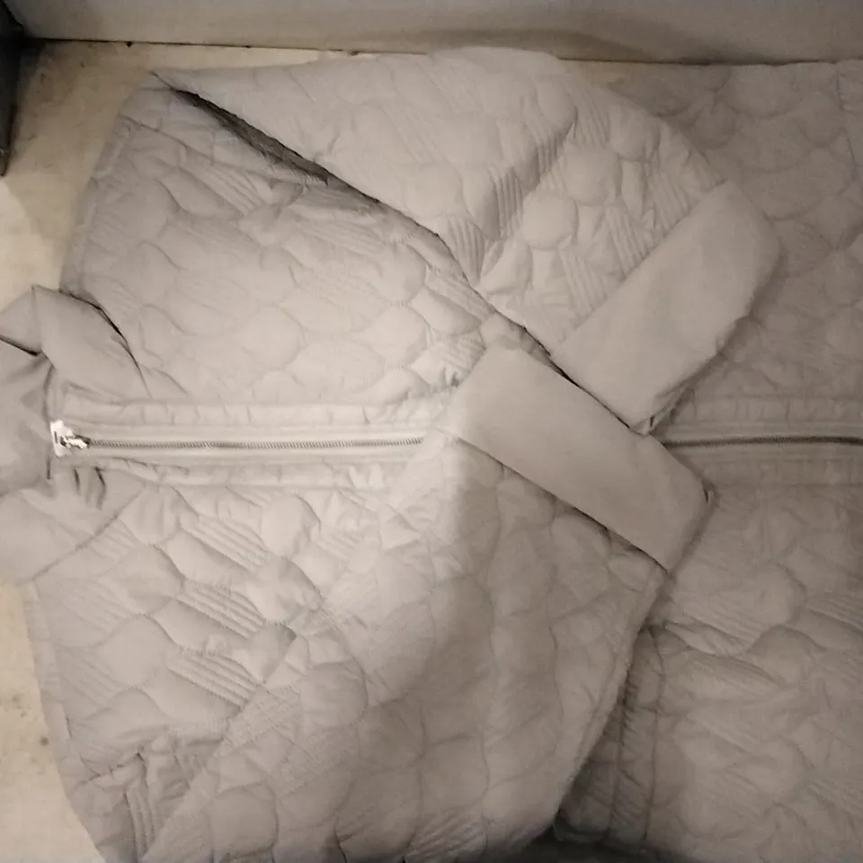 BOX CONTAINING 3 BLUE COATS SIZE L AND 4 GREY COATS SIZE XL