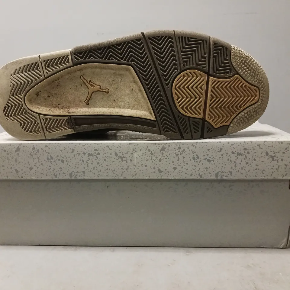 BOXED PAIR OF AIR JORDAN 4 RETRO SHOES IN PHOTON DUST/PALE VANILLA UK SIZE 9.5