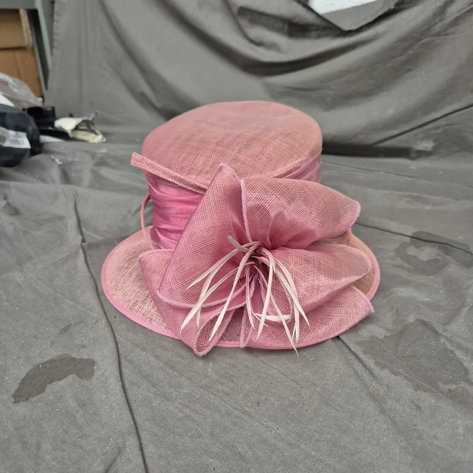 Pink wide-brim straw hat with bow – women's fashion accessory
