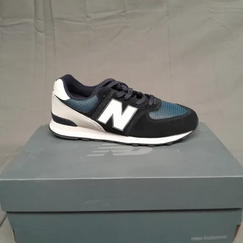 BOXED PAIR OF NEW BALANCE 574 NAVY SUEDE SIZE UK 4