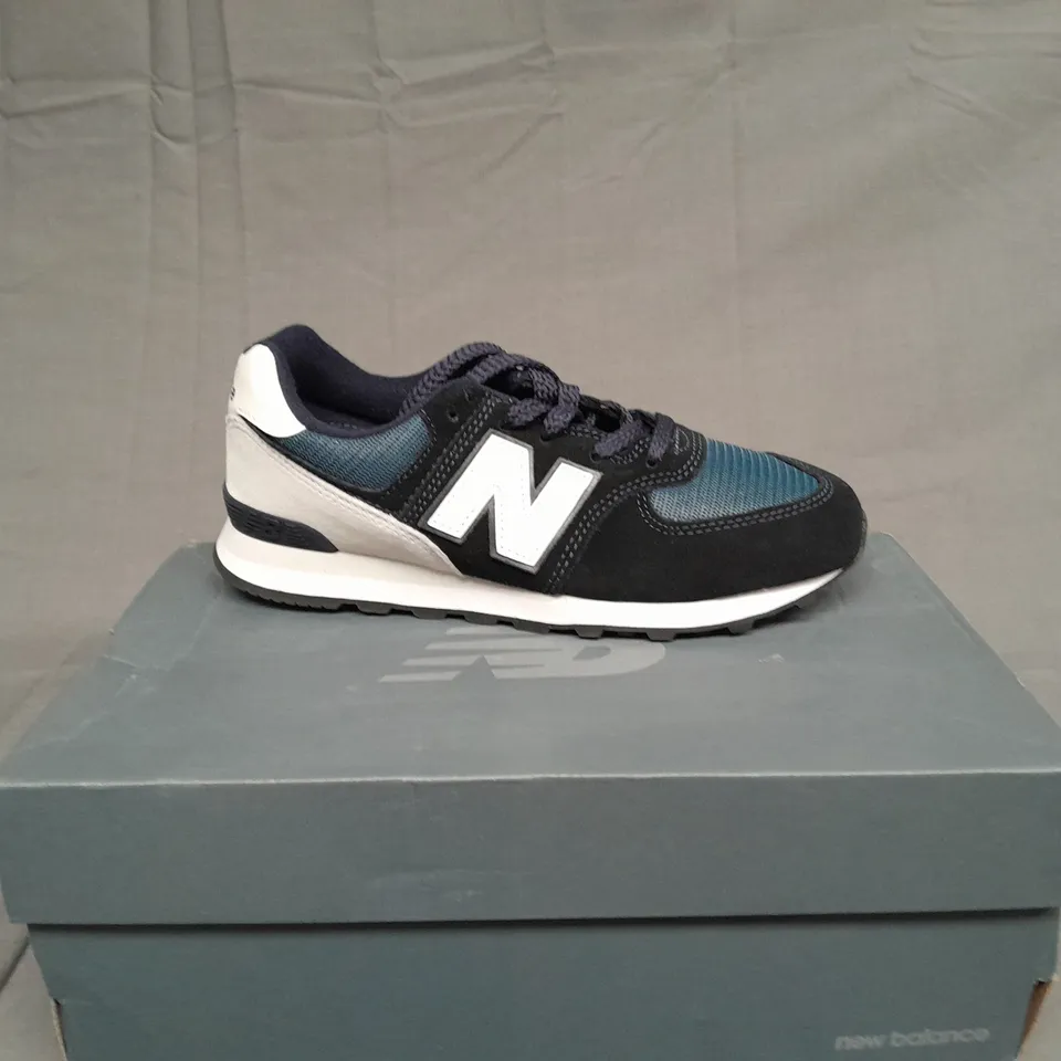 BOXED PAIR OF NEW BALANCE 574 NAVY SUEDE SIZE UK 4
