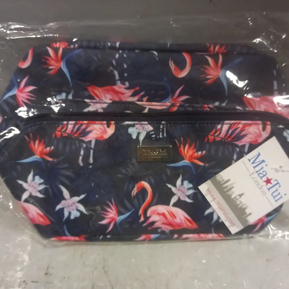 SEALED MIA TUI LONDON FLAMINGO SPONGE BAG 