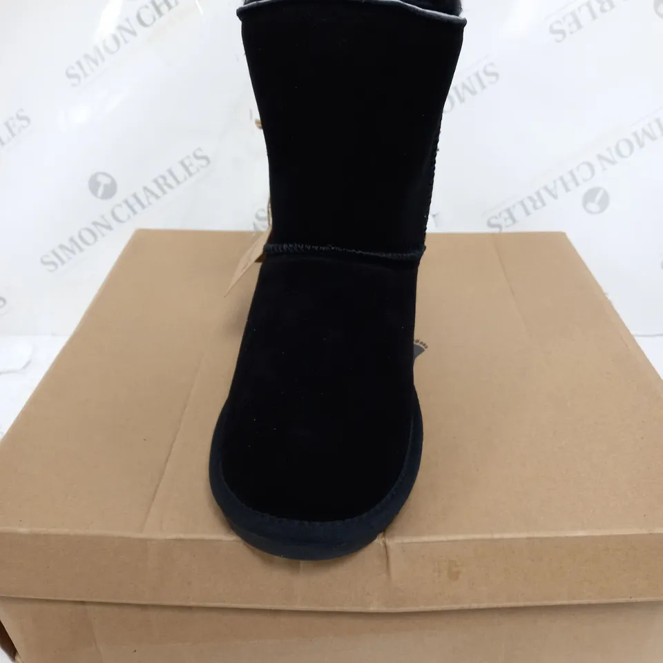 BOXED BONOVA SHEEPSKIN SIDE ZIP MID BOOTS, BLACK - SIZE 6