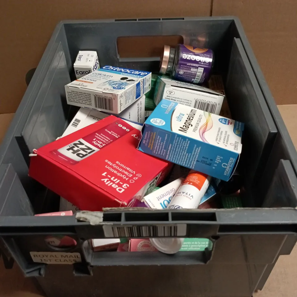 TOTE OF APPROXIMATELY 25 ASSORTED VITAMIN/SUPPLEMENT RELATED ITEMS TO INCLUDE PHIZZ 3 IN 1, ULTRA MAGNESIUM, ULTRA OMEGA 3, OSTEOCARE, BOOTS VIT C ETC