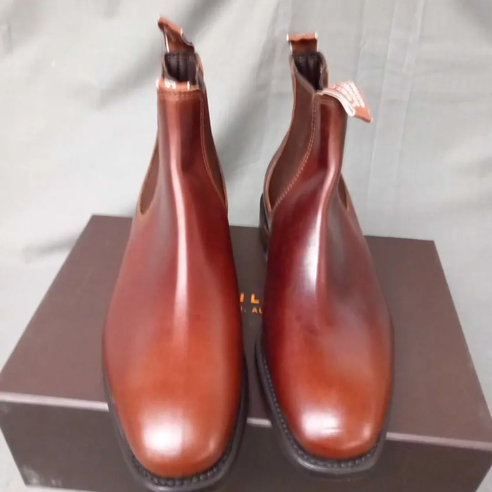 BOXED R.M. WILLIAMS COMFORT CRAFTSMAN MID BROWN/ PULL UP BOOTS WITH POLISH AND BRUSH