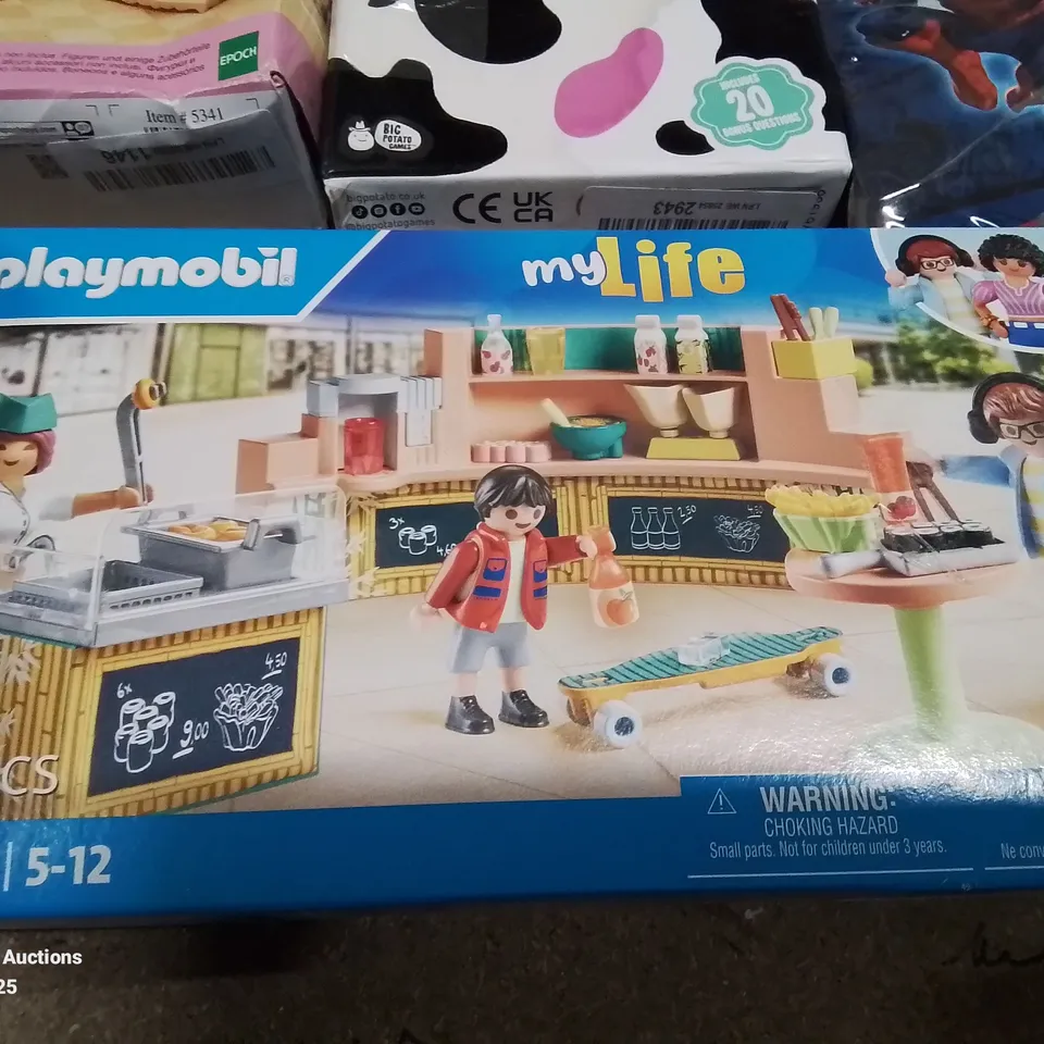 BOX OF APPROXIMATELY 10 KIDS BOXED TOYS TO INCLUDE: MUTANT BATTLE CHARACTERS, SOCCERBOT, PLAYMOBIL SET, BABY BORN BATH ETC.