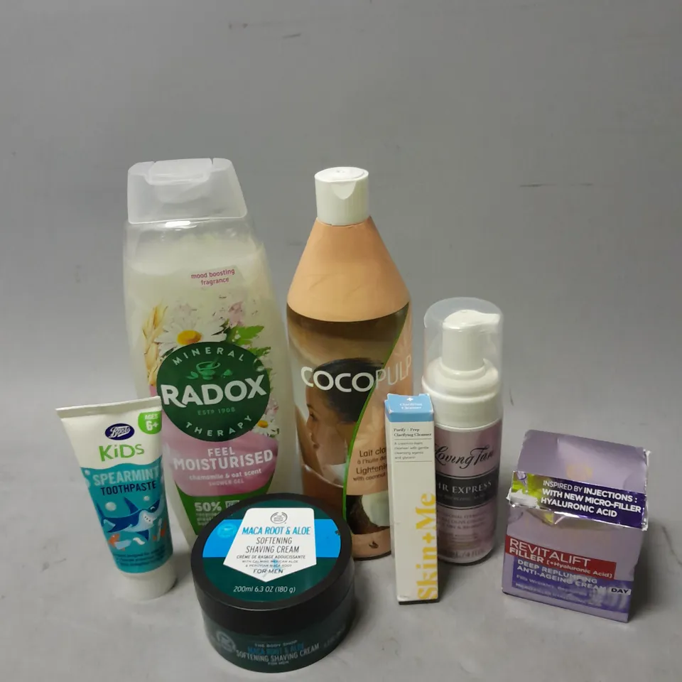 APPROXIMATELY 20 ASSORTED COSMETIC PRODUCTS INCLUDE - RADOX SHOWER GEL - REVITALIFT DAY CREAM - LOVING TAN BRONZING MOUSSE