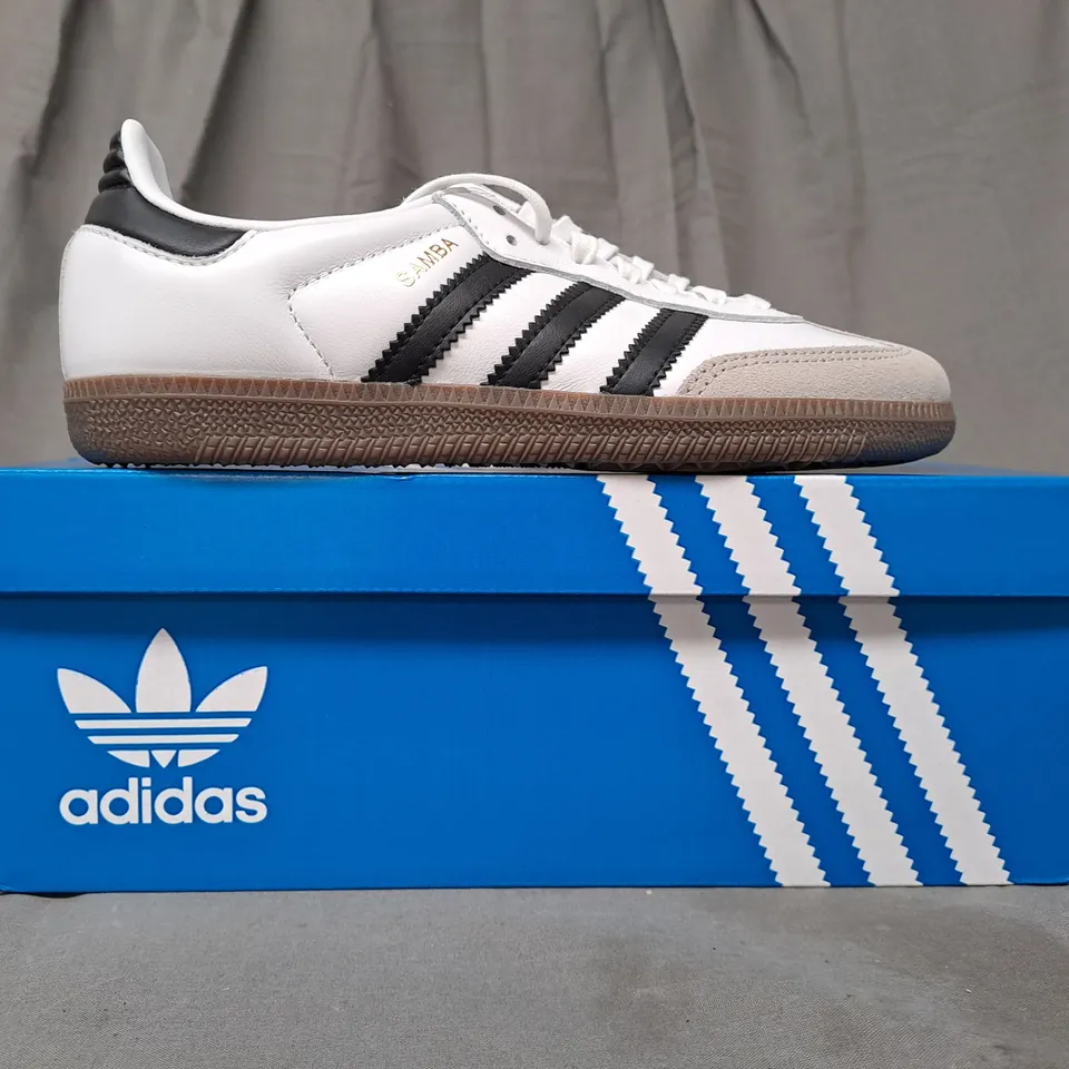 BOXED PAIR OF ADIDAS SAMBA OG J SHOES IN WHITE/BLACK UK SIZE 4