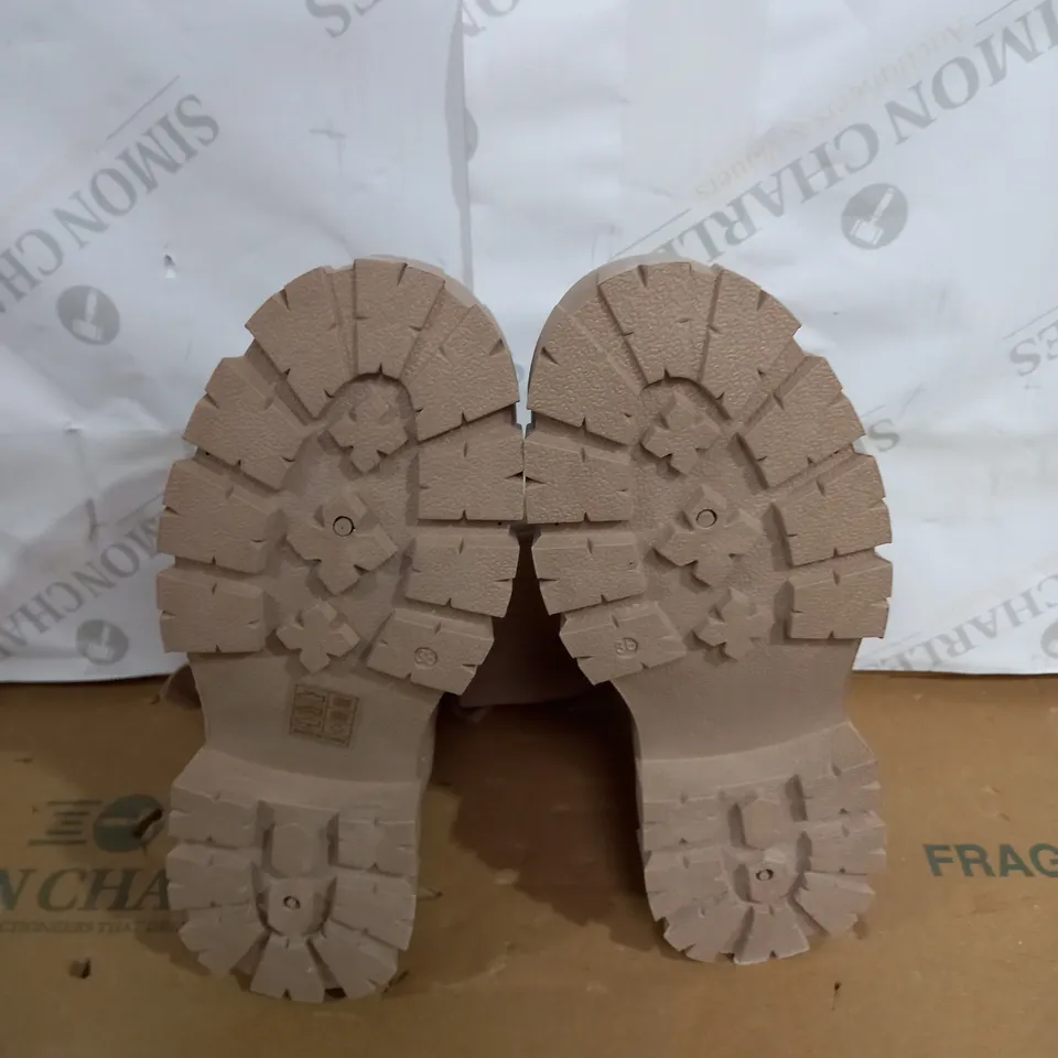 WOMENS KHAKI STYLED BOOTS SIZE 38