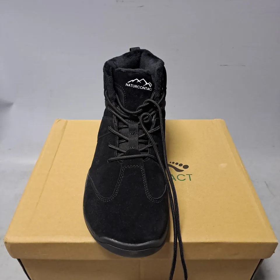 BOXED PAIR OF NATURE CONTACT BOOTS IN BLACK SIZE 7