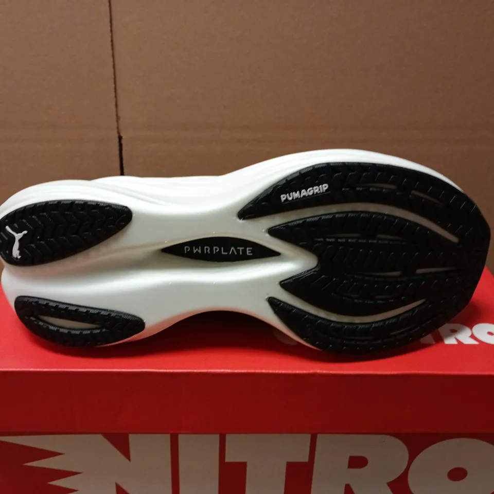 BOXED PAIR OF PUMA DEVIATE NITRO WOMENS TRAINERS IN BLACK/WHITE - UK 5