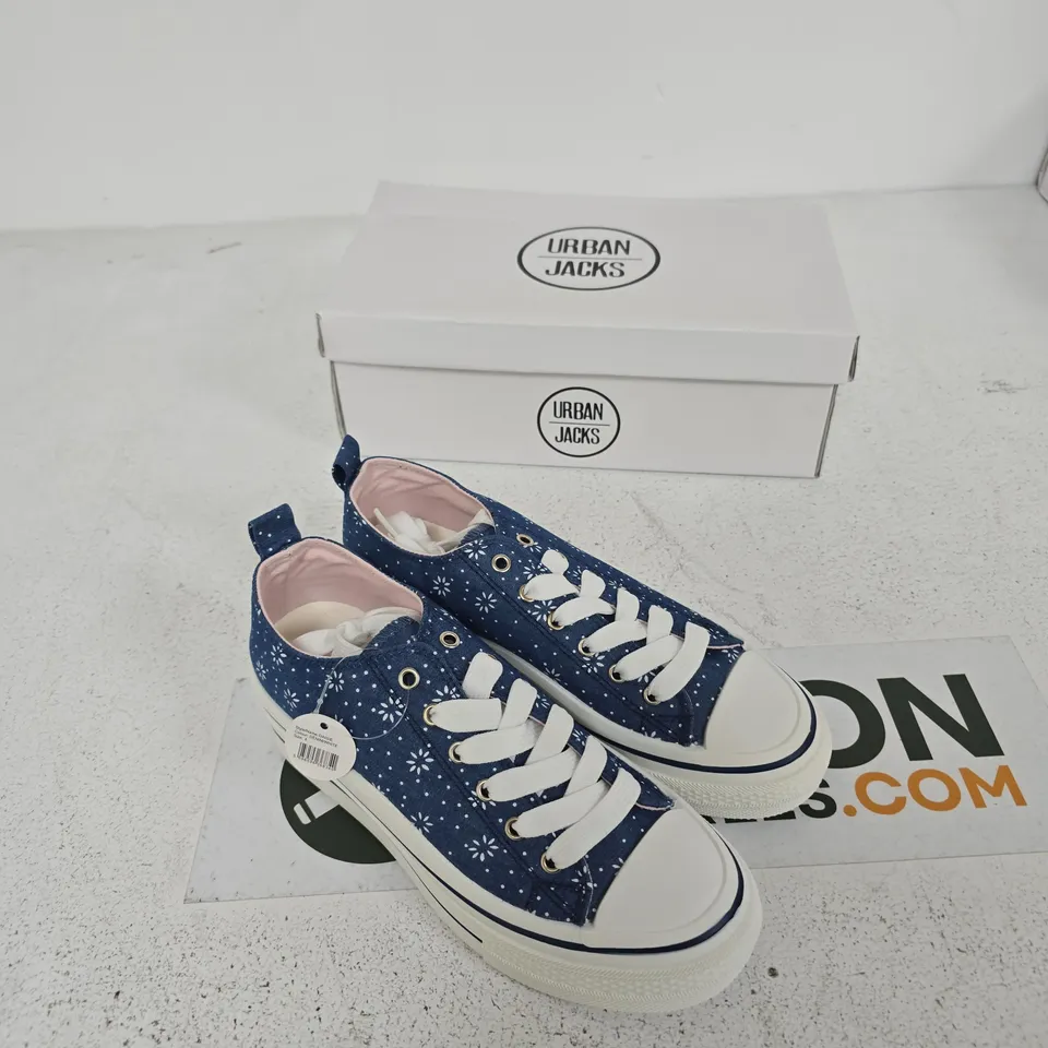 UK 4 URBAN JACKS DAISIE DENIM/WHITE SNEAKERS