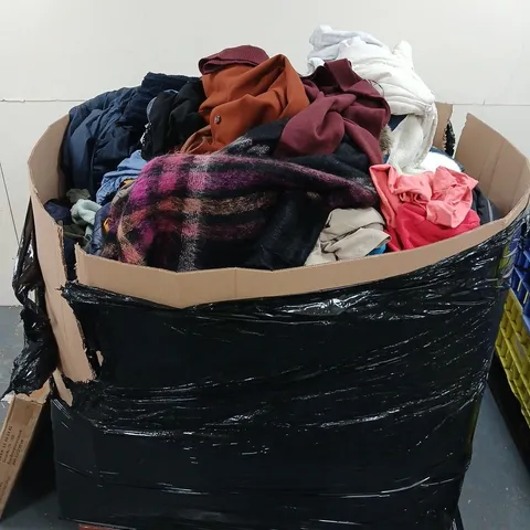 PALLET CONTAINING A LARGE MIX OF ASSORTED ITEMS