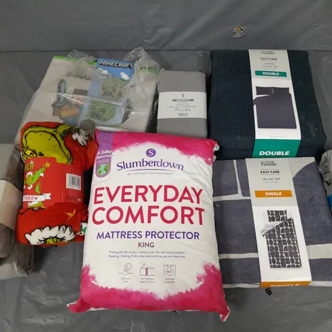 APPROXIMATELY 8 ASSORTED HOUSEHOLD ITEMS TO INCLUDE BEDDING, AND CUSHIONS IN VARIOUS SIZES AND STYLES