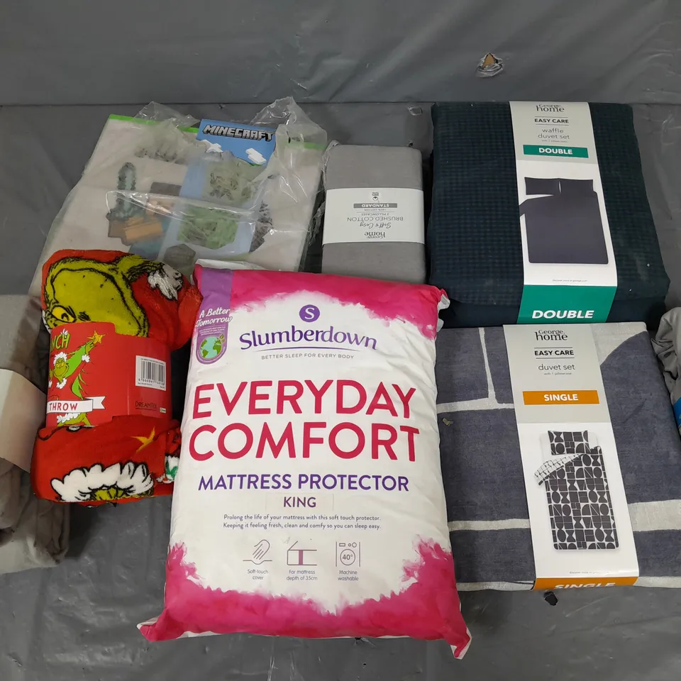 APPROXIMATELY 8 ASSORTED HOUSEHOLD ITEMS TO INCLUDE BEDDING, AND CUSHIONS IN VARIOUS SIZES AND STYLES 