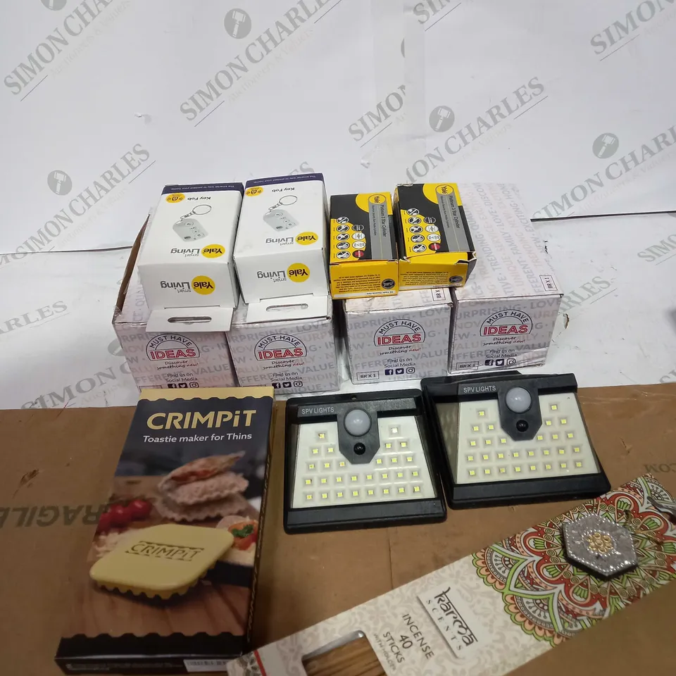 BOX OF ASSORTED HOUSEHOLD ITEMS 