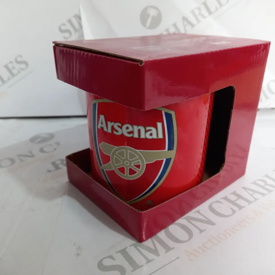 11 BOXED OFFICIALLY LICENSED FOOTBALL CLUB CREST MUGS TO INCLUDE 4 CHELSEA, 4 EVERTON, 1 NEWCASTLE, 1 ARSENAL, 1 ASTON VILLA