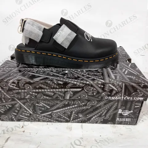 BOXED PAIR OF DR MARTENS JORGE PLEASURES IN BLACK UK SIZE 6.5