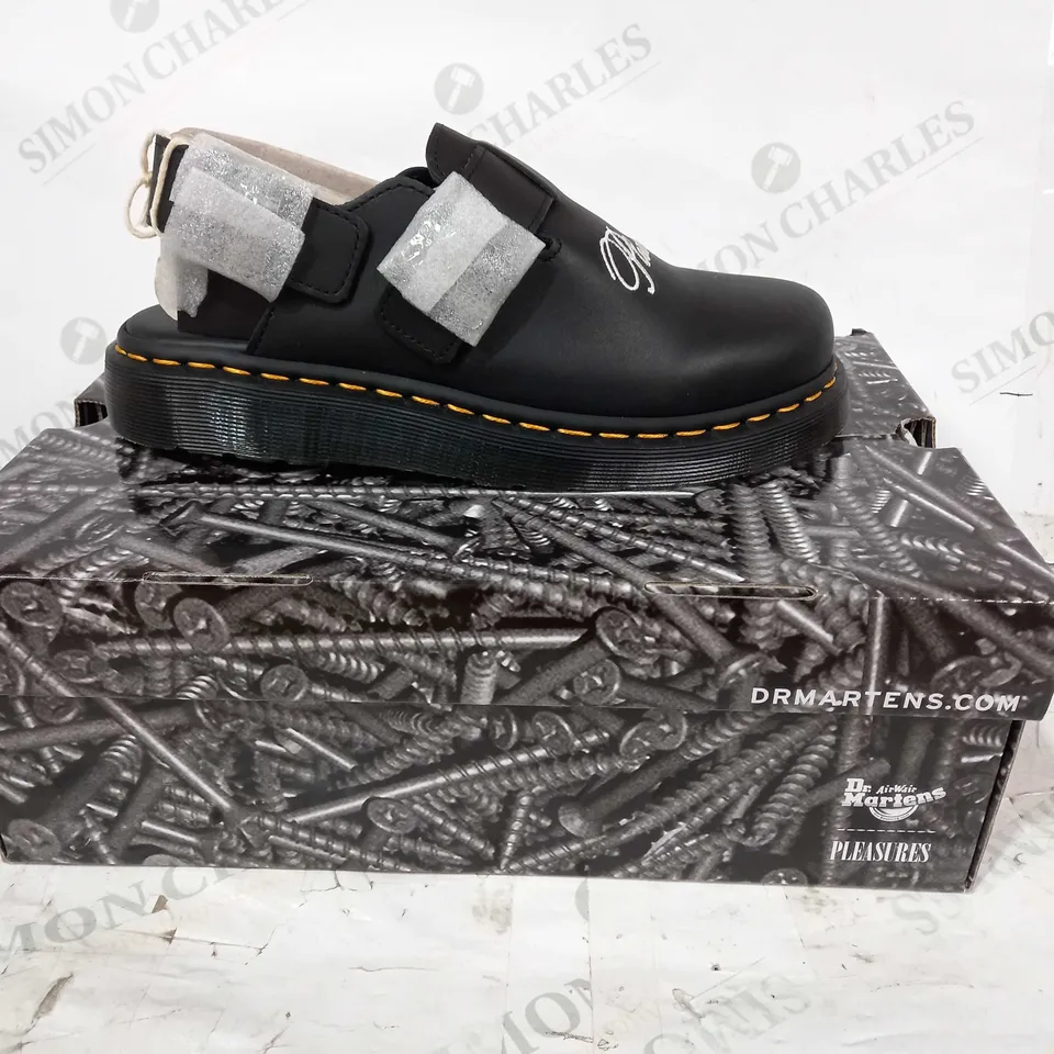 BOXED PAIR OF DR MARTENS JORGE PLEASURES IN BLACK UK SIZE 6.5