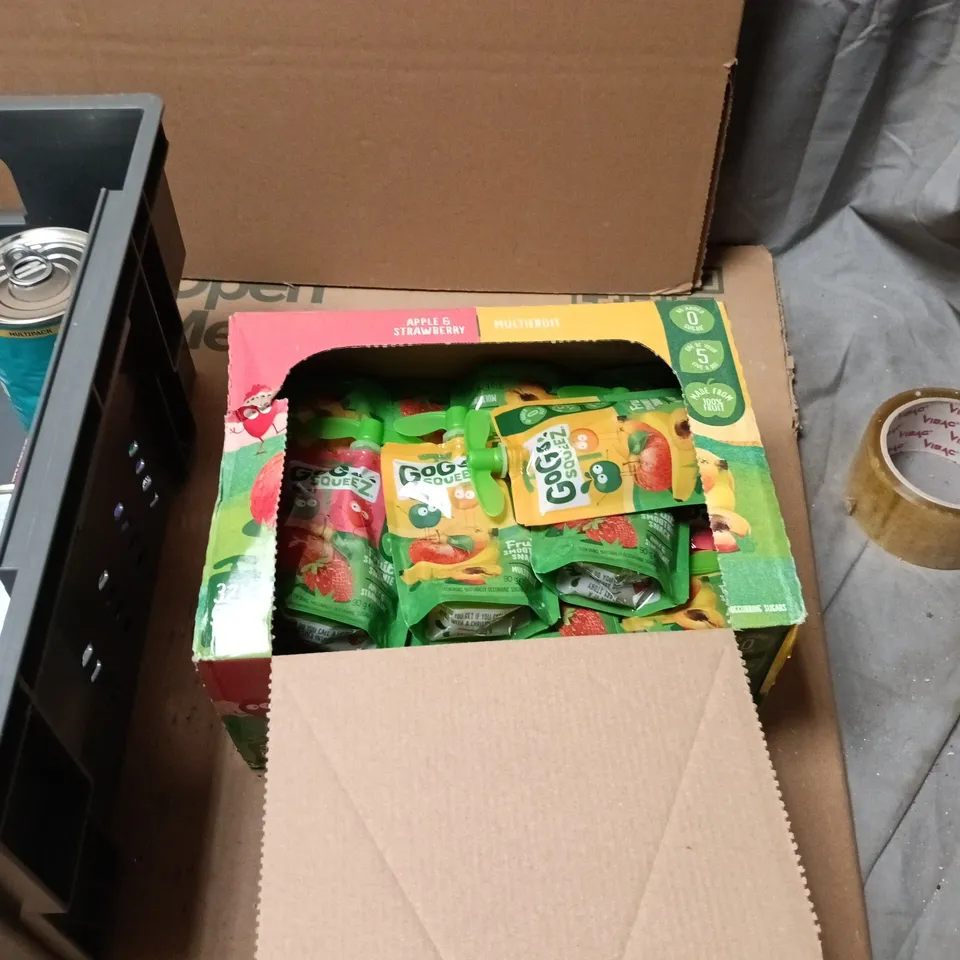 TOTE OF APPROXIMATELY 6 ASSORTED FOOD AND DRINK ITEMS TO INCLUDE: GOGO SQUEEZE PUREE POUCHES 