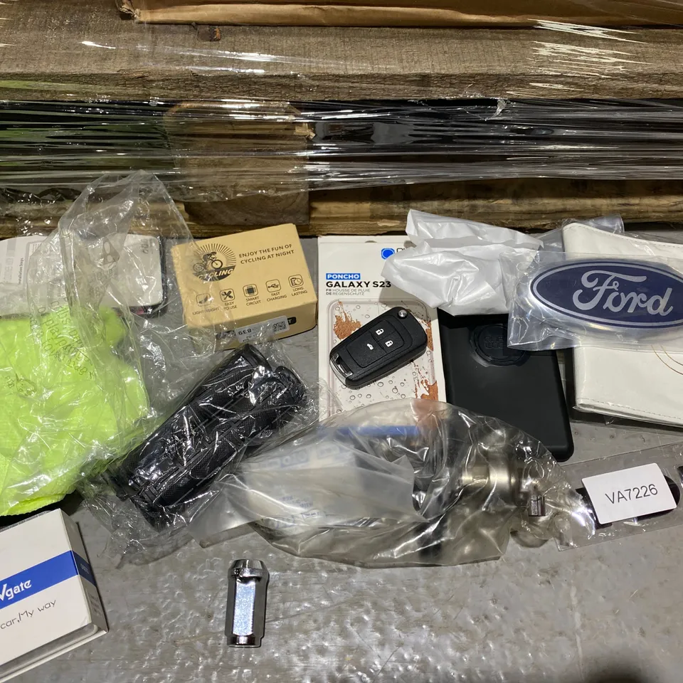 TRAY OF ASSORTED ITEMS TO INCLUDE: FORD BADGE, HANDLE BARS, CAR KEY ETC