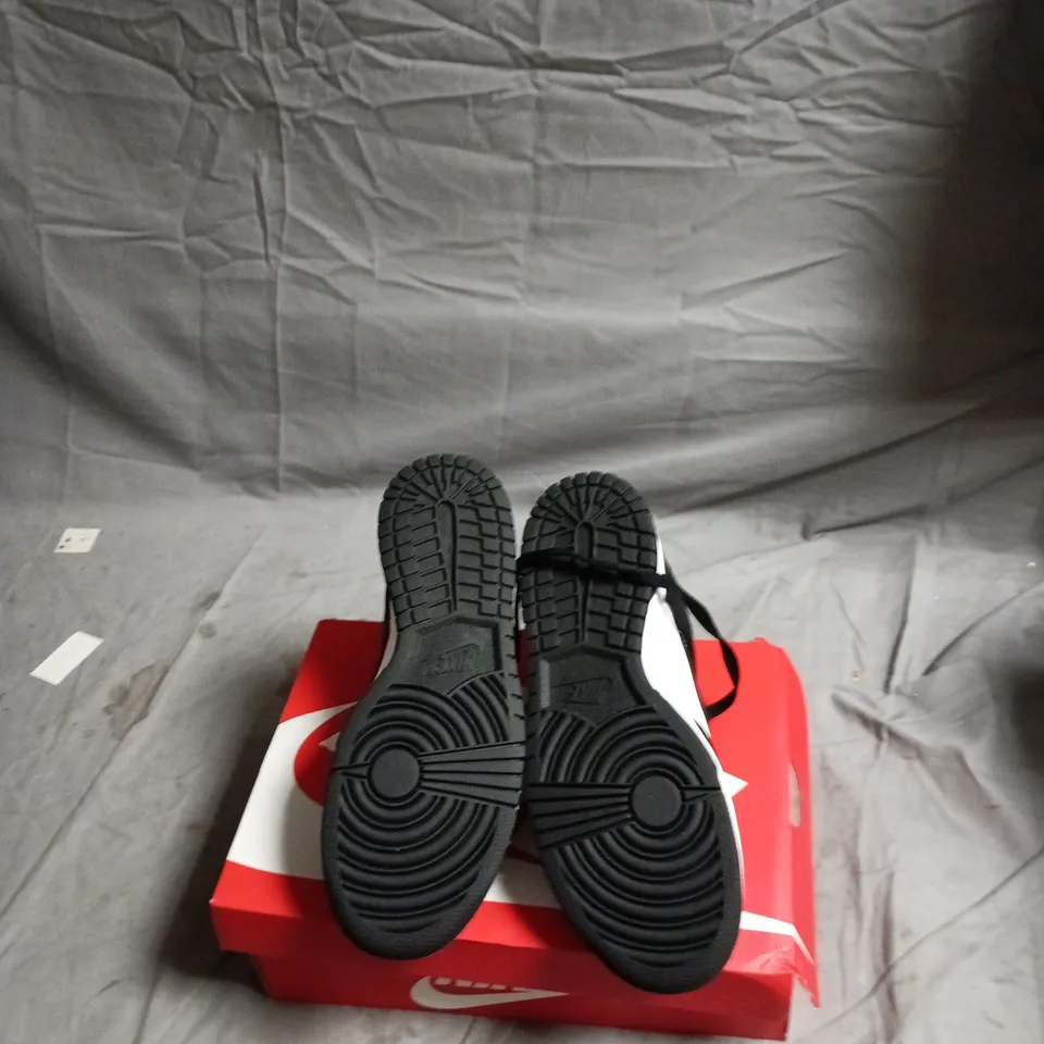 NIKE DUNK LOW GS  SNEAKERS – UK 6 (US 7Y) WHITE/BLACK