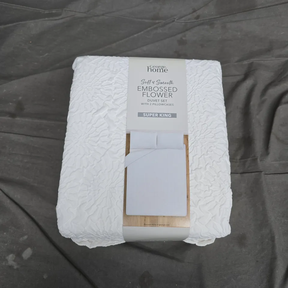 HOME SOFT & SMOOTH EMBOSSED FLOWER DUVET SET IN WHITE - SUPER KING