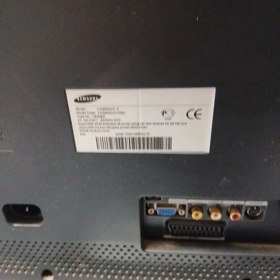 SAMSUNG LCD MONITOR – BLACK BEZEL WITH SILVER CIRCULAR STAND. UNBOXED