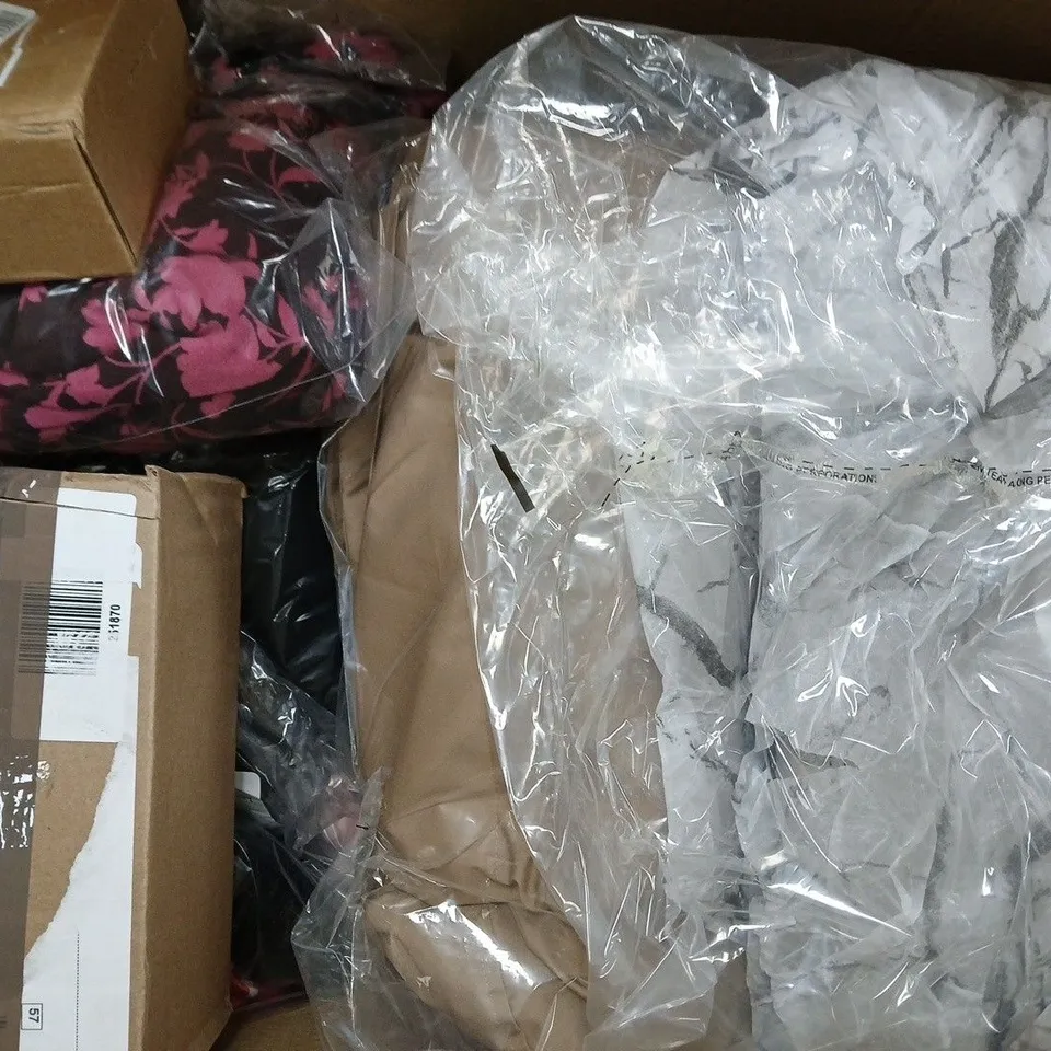 BOX OF APPROXIMATELY 10 ASSORTED HOUSEHOLD AND CLOTHING ITEMS IN VARIOUS STYLES, SIZES, AND COLOURS - COLLECTION ONLY