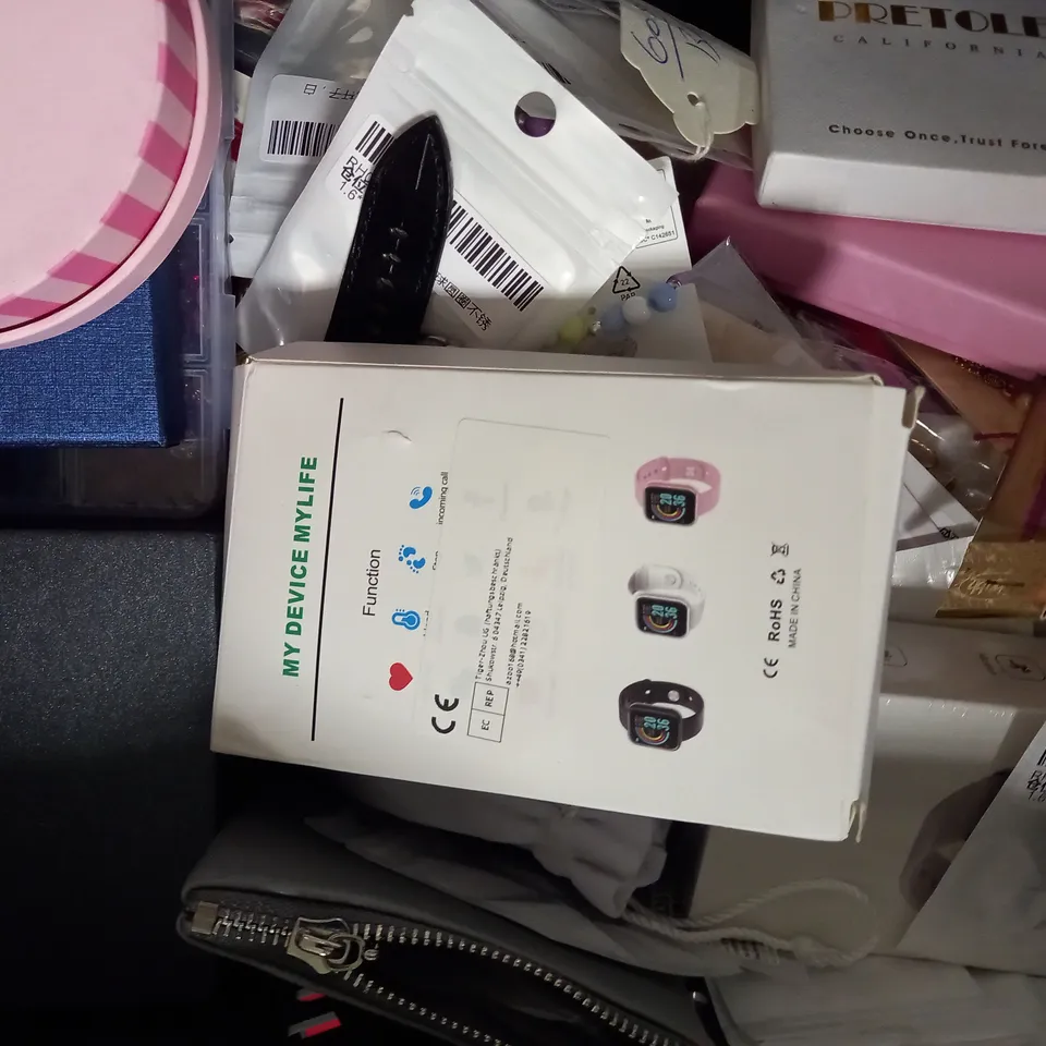 APPROXIMATELY 20 ASSORTED JEWELLERY ITEMS TO INCLUDE EARRINGS, NECKLACES, RINGS, ETC