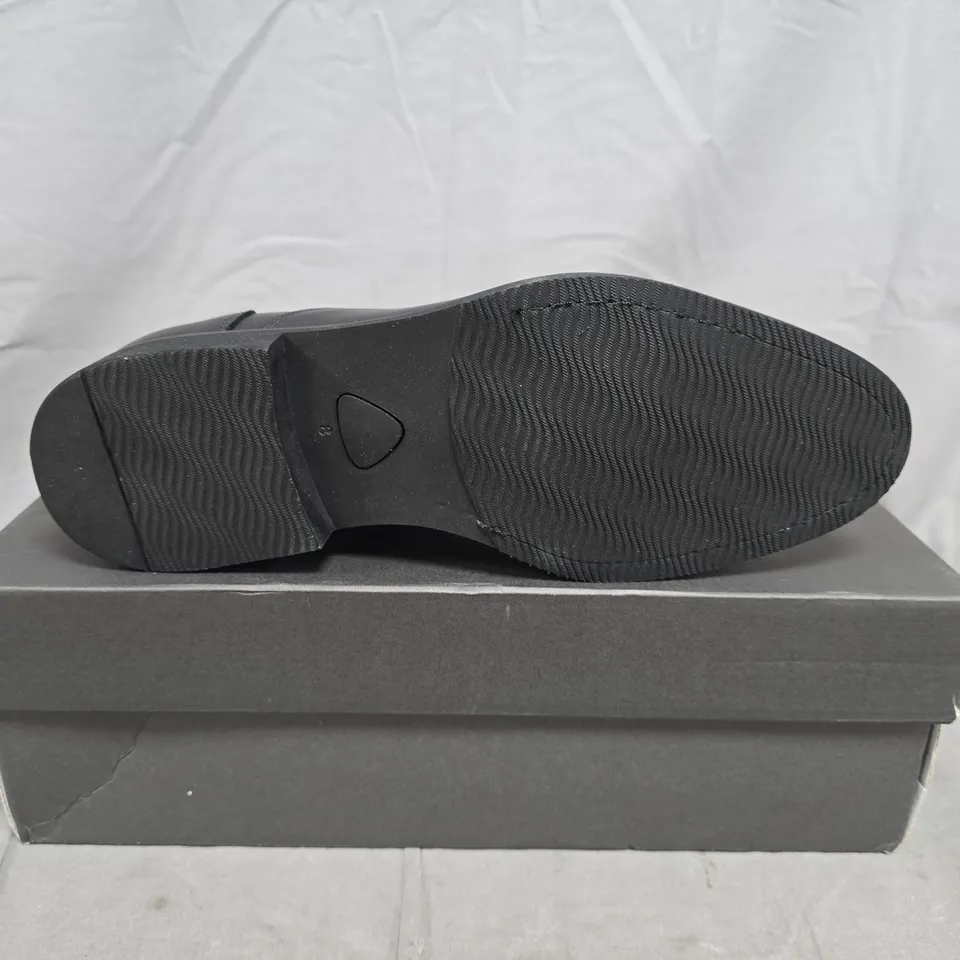 BOXED PAIR OF MEN'S BLACK LEATHER OXFORD SHOES - UK SIZE 8