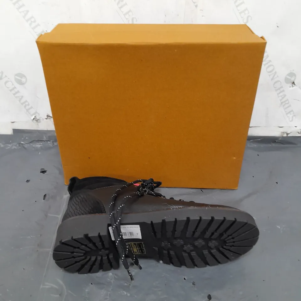 BOXED PAIR OF WHITE STUFF BLACK LEATHER BOOTS SIZE 7 