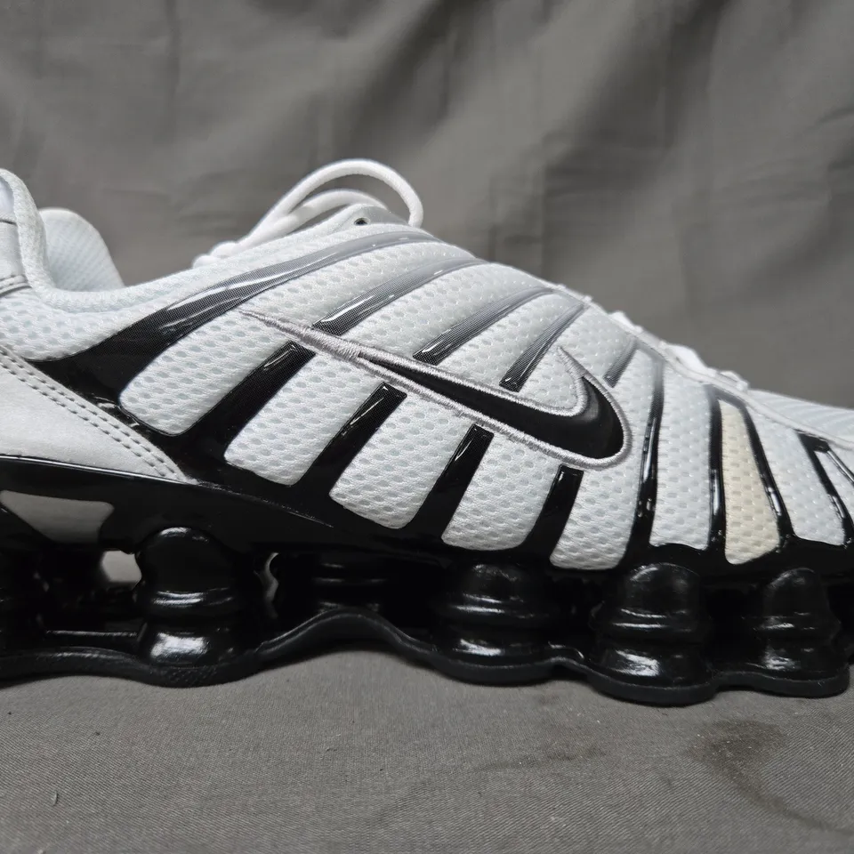 BOXED PAIR OF NIKE SHOX TL SHOES IN WHITE/BLACK/SILVER UK SIZE 10