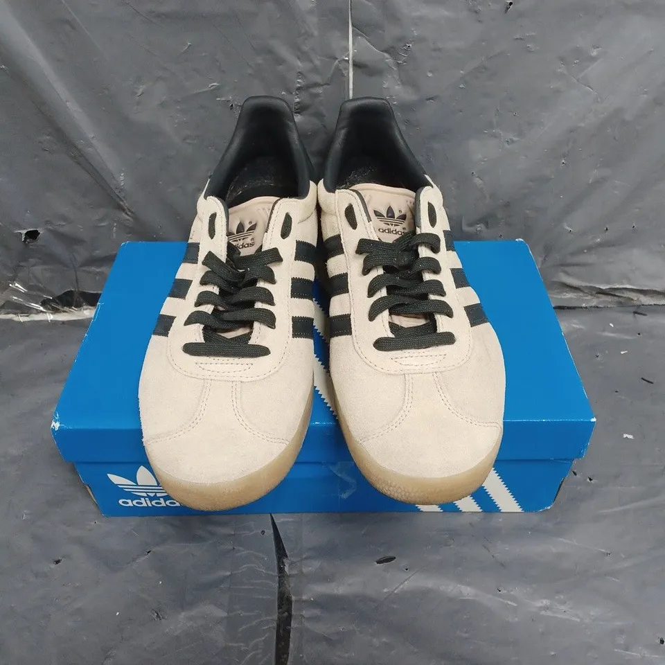 BOXED PAIR OF ADIDAS ORIGINALS GAZELLE TRAINERS - SIZE 10 RRP £80