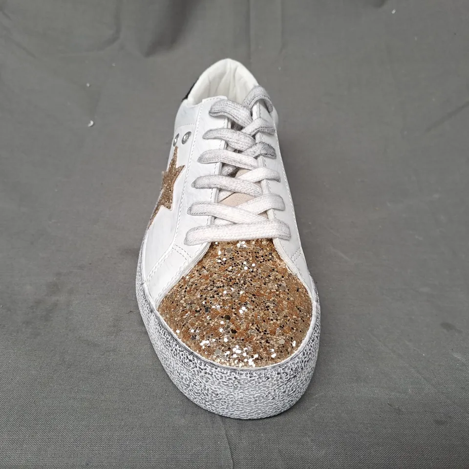 BOXED PAIR OF CHICMUSE SHOES IN WHITE W. GOLD AND BLACK GLITTER EFFECT EU SIZE 36