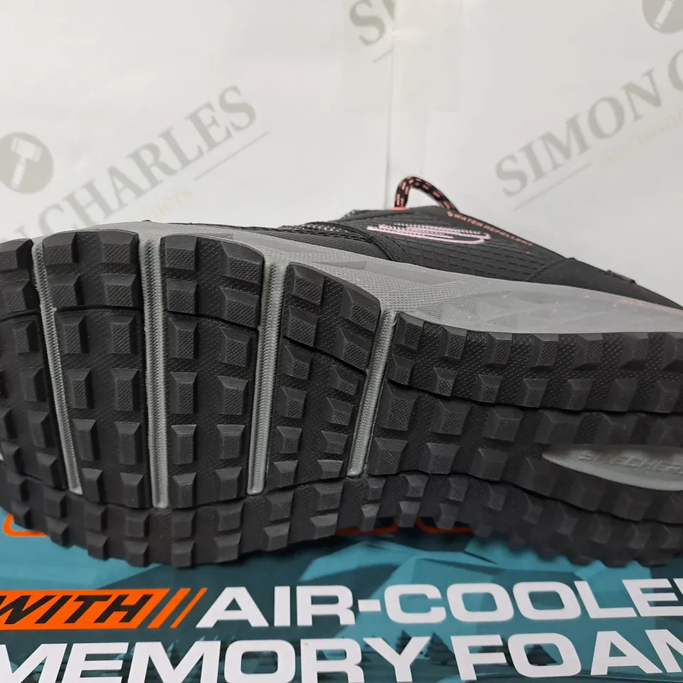 BOXED SKECHERS OUTDOOR BLACK WALKING SHOE SIZE 5