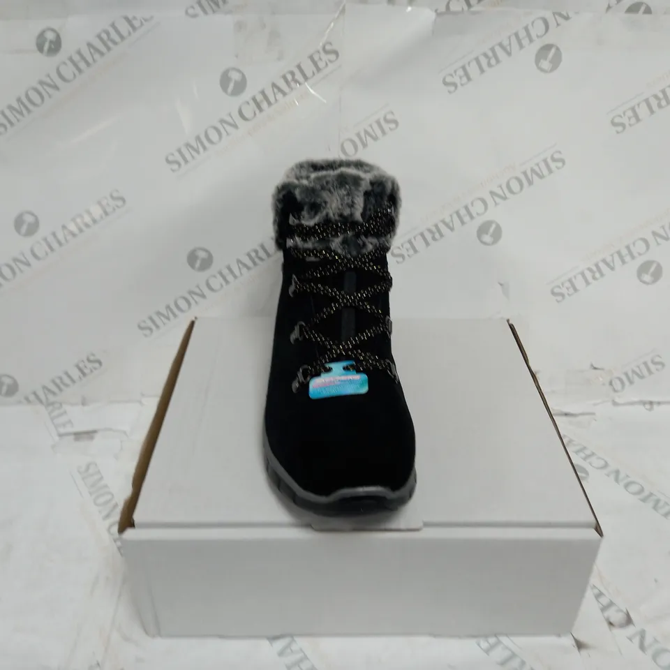 SKECHERS SYNERGY BLACK LACE BOOTS - SIZE 6.5