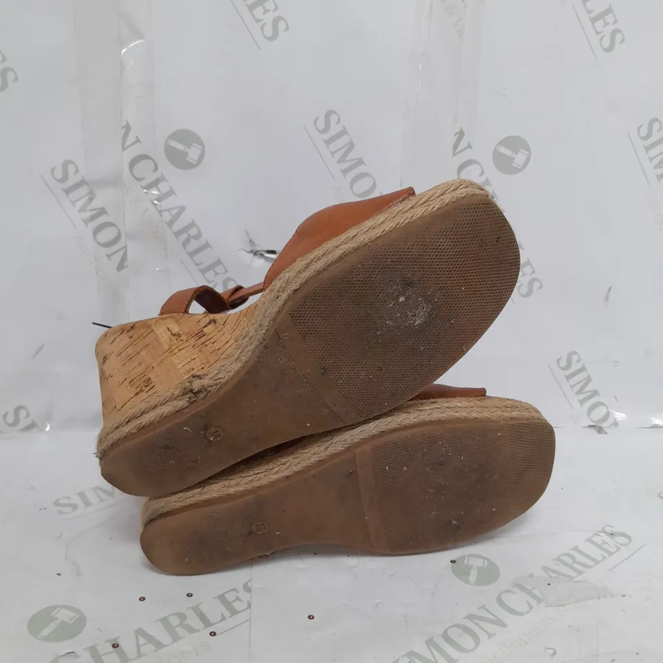 MODA IN PELLE PETRIYA WEDGE SANDAL SIZE 5