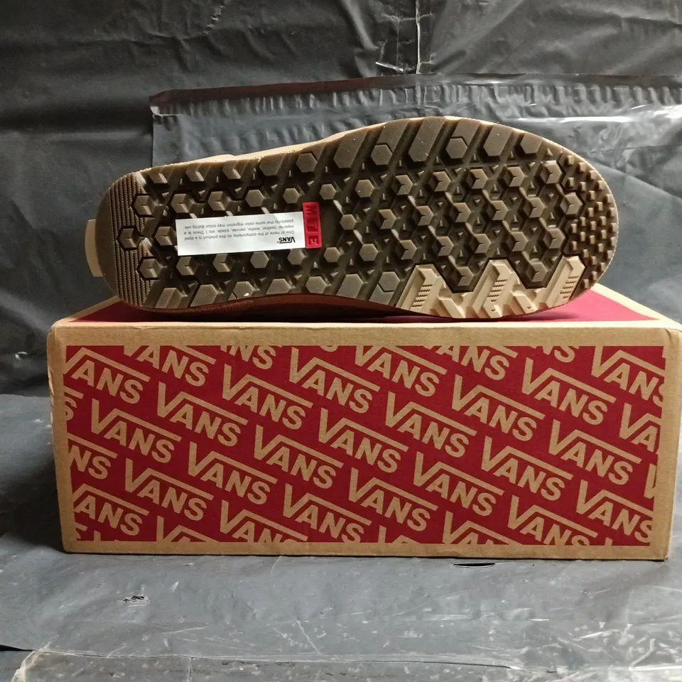 BOXED PAIR OF VANS OFF THE WALL ANKLE BOOTS IN BEIGE SIZE UK 5